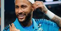 Neymar marca Matheuzinho ao receber o perfume &ndash;  Foto: Reprodu&ccedil;&atilde;o / Instagram / Jogada10
