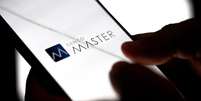 Tela de celular mostra logo do Banco Master  Foto: Getty Images / BBC News Brasil