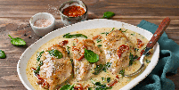 Fil&eacute; de frango cremoso com espinafre e tomate Foto: vkuslandia | Shutterstock / Portal EdiCase