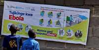 Foto de arquivo: crianças congolesas leem um cartaz de conscientização de agências de ajuda que intensificam os esforços para conter um novo surto de ebola envolvendo a cepa Bundibugyo, em Bunia, província de Ituri, República Democrática do Congo, em 20 de maio de 2026.  Foto: REUTERS - Gradel Muyisa Mumbere / RFI
