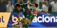  Foto: Cesar Greco / Palmeiras - Legenda: Giay em a&ccedil;&atilde;o com camisa do Palmeiras diante do Santos / Jogada10