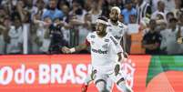 Neymar durante o primeiro tempo de Santos x Palmeiras, pelo jogo de volta das quartas de final da Copa do Brasil de 2026 -   Foto: Ricardo Moreira/Getty Images / Esporte News Mundo