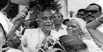 Antônio Carlos Magalhães recebe banho de folhas na Lavagem do Bonfim, em Salvador, em 1983  Foto: Arquivo/Estadão Conteúdo