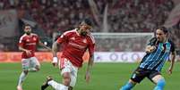 Paulinho, do Internacional, disputa a bola com Filip Krovinovic, do Gr&ecirc;mio, pela Copa do Brasil. Foto: Max Peixoto/DiaEsportivo/Alamy Live News
