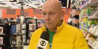 O empres&aacute;rio Luciano Hang em entrevista &agrave; Globo: cr&iacute;tica ao "jornalismo ideol&oacute;gico" n&atilde;o o impede de anunciar sua redes de lojas na emissora da fam&iacute;lia Marinho  Foto: Reprodu&ccedil;&atilde;o/TV
