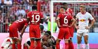 Musiala deixa o campo ap&oacute;s desmaiar no amistoso com o Heidenheim, na pr&eacute;-temporada - Foto: Christian Kaspar-Bartke/Getty Images / Jogada10