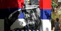 "N&atilde;o h&aacute; nenhuma cidade pequena na S&eacute;rvia que n&atilde;o tenha pelo menos um mural em homenagem a Ratko Mladic", afirma Jasmina Lazovic, diretora executiva do Centro de Direito Humanit&aacute;rio  Foto: DW / Deutsche Welle