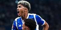 Jogadores do Porto festejam gol diante de seus torcedores no Estádio do Dragão - Foto: Divulgação / Porto / Jogada10