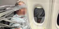 Comiss&aacute;rias de bordo entregaram fita adesiva para tr&ecirc;s passageiros, que colaram o homem em seu assento Foto: Reprodu&ccedil;&atilde;o/Site TMZ