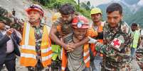 Nesta imagem divulgada pelo Exército do Nepal, soldados resgatam um trabalhador com vida de um túnel durante uma operação no projeto hidrelétrico Trishuli-3A, no distrito de Rasuwa, no Nepal, em 4 de setembro de 2026.  Foto: RFI