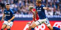 Karl tenta passe em meio &agrave; defesa do Schalke 04 - Foto: Divulga&ccedil;&atilde;o / FC Bayern M&uuml;nchen / Jogada10