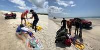 Ap&oacute;s o resgate, a turista foi levada pela eronave para a Santa Casa de Sobral  Foto: Divulga&ccedil;&atilde;o/Corpo de Bombeiros 