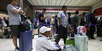 Passageiros retidos aguardam na área de check-in enquanto o Aeroporto Internacional Soekarno Hatta encerra suas operações devido à erupção do vulcão Monte Anak Krakatau, em Tangerang, perto de Jacarta, Indonésia, em 6 de setembro de 2026.  Foto: RFI