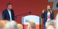 Claudia Wittig e Thomas Schulze, principais candidatos da Alian&ccedil;a Sahra Wagenknecht (BSW) na Sax&ocirc;nia-Anhalt, durante a apura&ccedil;&atilde;o das elei&ccedil;&otilde;es estaduais em Magdeburgo, na Alemanha.  Foto: RFI