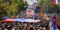 Milhares de pessoas reuniram-se em Belgrado para o funeral do criminoso de guerra Ratko Mladic, em 7 de setembro de 2026.  Foto: RFI