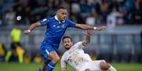 Martin Braithwaite, do Gr&ecirc;mio, disputa a bola com Yago Rocha, da Chapecoense, pelo Brasileir&atilde;o. Foto: Action Plus Sports Images/Alamy Live News