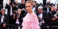 Parecem sapatilhas de bailarina, mas são os novos tênis da Adidas em colaboração com estilista irlandesa na cor 'rococó', perfeitos para quem ama o estilo romântico e feminino à la 'coquette'. Foto: Getty Images / Purepeople