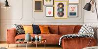Sof&aacute; de veludo est&aacute; em alta na decora&ccedil;&atilde;o; confira 5 dicas para combinar cores, almofadas e texturas e deixar a sala elegante e aconchegante Foto: Reprodu&ccedil;&atilde;o: KatarzynaBialasiewicz / Bons Fluidos