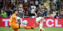 Hulk bate colocado para fazer o segundo gol do Fluminense contra o Platense –  Foto: Marcelo Gonçalves / Fluminense FC / Jogada10