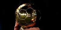 Foto da Bola de Ouro nas mãos de Rodri, à época no Manchester City, em 2024 -   Foto: Naomi Baker/Getty Images / Esporte News Mundo