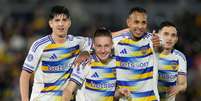 Santiago Ascacibar, do Boca Juniors, comemora gol com Sebasti&aacute;n Villa e Tom&aacute;s Belmonte contra o Recoleta pela Sul-Americana. Foto: Jorge Saenz/AP/Alamy Live News