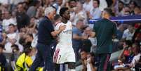 MADRI, ESPANHA - 8 DE SETEMBRO: Vinícius Júnior, ponta-esquerda do Real Madrid e da Seleção Brasileira, é substituído e conversa com José Mourinho, treinador do Real Madrid, durante a partida da 1ª rodada da Fase de Liga da UEFA Champions League 2026/27 entre Real Madrid C.F. e FC Internazionale Milano no Estádio Santiago Bernabéu em 8 de setembro de 2026 em Madri, Espanha.  Foto: Jose Hernandez/Anadolu via Getty Image