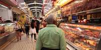 Transitam pelo mercado cerca de 5 mil pessoas todos os dias, como informa a presidente da Associa&ccedil;&atilde;o dos Comerciantes do Mercado da Lapa, Daniele Malvassoura; o dia de maior movimento &eacute; o s&aacute;bado e mesmo assim &eacute; dif&iacute;cil encontrar algum tipo de aglomera&ccedil;&atilde;o nos corredores  Foto: Tiago Queiroz/Estad&atilde;o / Estad&atilde;o