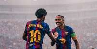 Raphinha e Yamal comemorando um gol do Barcelona   Foto: Divulga&ccedil;&atilde;o/Barcelona / Esporte News Mundo
