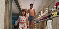 Minha afilhada pediu e eu n&atilde;o pude negar: as novas sand&aacute;lias Melissa das 'Meninas Superpoderosas' com salto 'kitten heel' s&atilde;o estilosas e despertaram a nostalgia dos anos 90 e viraram o primeiro saltinho dela. Foto: Reprodu&ccedil;&atilde;o/Instagram, @lucasguedez / Purepeople
