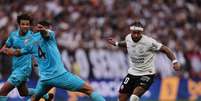 Memphis Depay, do Corinthians, disputa lance com Lucas Ver&iacute;ssimo, do Santos, pelo Brasileir&atilde;o. Foto: Alex Silva/Sports Press Photo/SPP/Alamy Live News