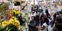Pessoas fazem compras no Eastern Market, um mercado público no bairro de Capitol Hill, em Washington
2 de novembro de 2025. REUTERS/Al Drago  Foto: Reuters