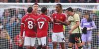 Andrey Santos cumprimenta Leny Yoro, do Manchester United, ap&oacute;s partida pela Premier League.   Foto: Ryan Crockett/Every Second Media/Alamy Live News
