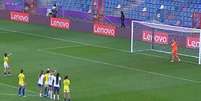 Clarinha (16) comemora o gol de p&ecirc;nalti sobre a Inglaterra - Foto: reprodu&ccedil;&atilde;o de v&iacute;deo / Jogada10