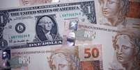Nesta ilustração, tirada em 18 de dezembro de 2024, são mostradas notas do real brasileiro e do dólar americano. REUTERS/Amanda Perobelli/Ilustração  Foto: Reuters