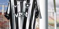 Foto: Camisa do Botafogo (Imagem: Botafogo de Futebol e Regatas) / G&aacute;vea News