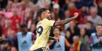 Bruno Guimar&atilde;es comemora cheio de estilo o gol sensacional que marcou para o Arsenal. Foto: Stu Forster/Getty Images / Jogada10