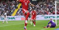 Lukas Petkov, do Elversberg, e Josip Stanisic, do Bayern, travam disputa a&eacute;rea na Ursapharm-Arena &ndash;  Foto: Alex Grimm/Getty Images / Jogada10