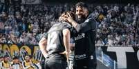 Cebolinha arrisca o chute. Pelo menos em outras seis oportunidades o estreante da noite tentou o gol. Grande partida. Foto: Raul Baretta / Santos / Jogada10