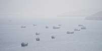 FOTO DE ARQUIVO: Embarcações próximas ao Estreito de Ormuz, vistas de Musandam, Omã, em 2 de setembro de 2026.  Foto: REUTERS - Stringer / RFI