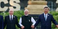 O primeiro-ministro indiano, Narendra Modi, ao centro, o presidente russo Vladimir Putin, &agrave; esquerda, e o presidente chin&ecirc;s Xi Jinping, &agrave; direita. Na c&uacute;pula dos Brics em Nova D&eacute;lhi, na &Iacute;ndia, em 12 de setembro de 2027.  Foto: RFI