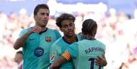 Xavi Espart (&agrave; esquerda) vibra muito logo ap&oacute;s fazer o primeiro gol do Barcelona no duelo contra o Levante. Foto: Alex Caparros/Getty Images / Jogada10