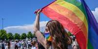 Integrante da comunidade l&eacute;sbica, gay, bissexual, transg&ecirc;nero queer, intersexo e assexual (LGBTQIA+) segura uma bandeira do arco‑&iacute;ris, s&iacute;mbolo da comunidade, durante um protesto contra a retirada da Turquia da Conven&ccedil;&atilde;o de Istambul, em 19 de junho de 2021.  Foto: AFP - BULENT KILIC / RFI