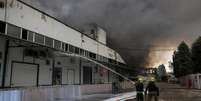 Bombeiros trabalham no local de um ataque de drone russo perto de Odesa, Ucrânia, em 13 de setembro de 2026.  Foto: RFI