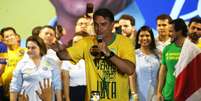 O candidato &agrave; Presid&ecirc;ncia da Rep&uacute;blica pelo PL, Fl&aacute;vio Bolsonaro (c), acompanhado por apoiadores locais, durante com&iacute;cio de campanha realizado na cidade de Manaus (AM), nesta sexta- feira, 11 de setembro de 2026.  Foto: EDMAR BARROS/ATO PRESS/ESTAD&Atilde;O CONTE&Uacute;DO