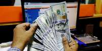 Corretor mostra notas de dólar americano em uma casa de câmbio em Karachi, no Paquistão, em 3 de dezembro de 2018. REUTERS/Akhtar Soomro  Foto: Reuters