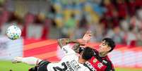Volante chileno Pulgar levou o terceiro cart&atilde;o amarelo no jogo com o Corinthians - Foto: Gilvan de Souza / Flamengo / Jogada10