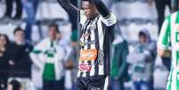 Mandaca se esfor&ccedil;a para dar combate a jogador do Athletic no Alfredo Jaconi - Foto: Divulga&ccedil;&atilde;o / Jogada10