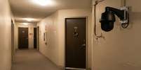 Quando o equipamento de monitoramento capta imagens constantes da porta de uma &uacute;nica unidade habitacional Foto: Imagem gerada por intelig&ecirc;ncia artificial / Catraca Livre