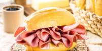 Uma dieta rica em alimentos ultraprocessados pode acelerar a esteotese hep&aacute;tica: evite!  Foto: Magnific / Revista Malu