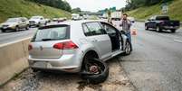 A negligencia em oficinas mecanicas durante o aperto de parafusos compromete a estabilidade estrutural do automovel. Foto: Imagem gerada por intelig&ecirc;ncia artificial / Catraca Livre